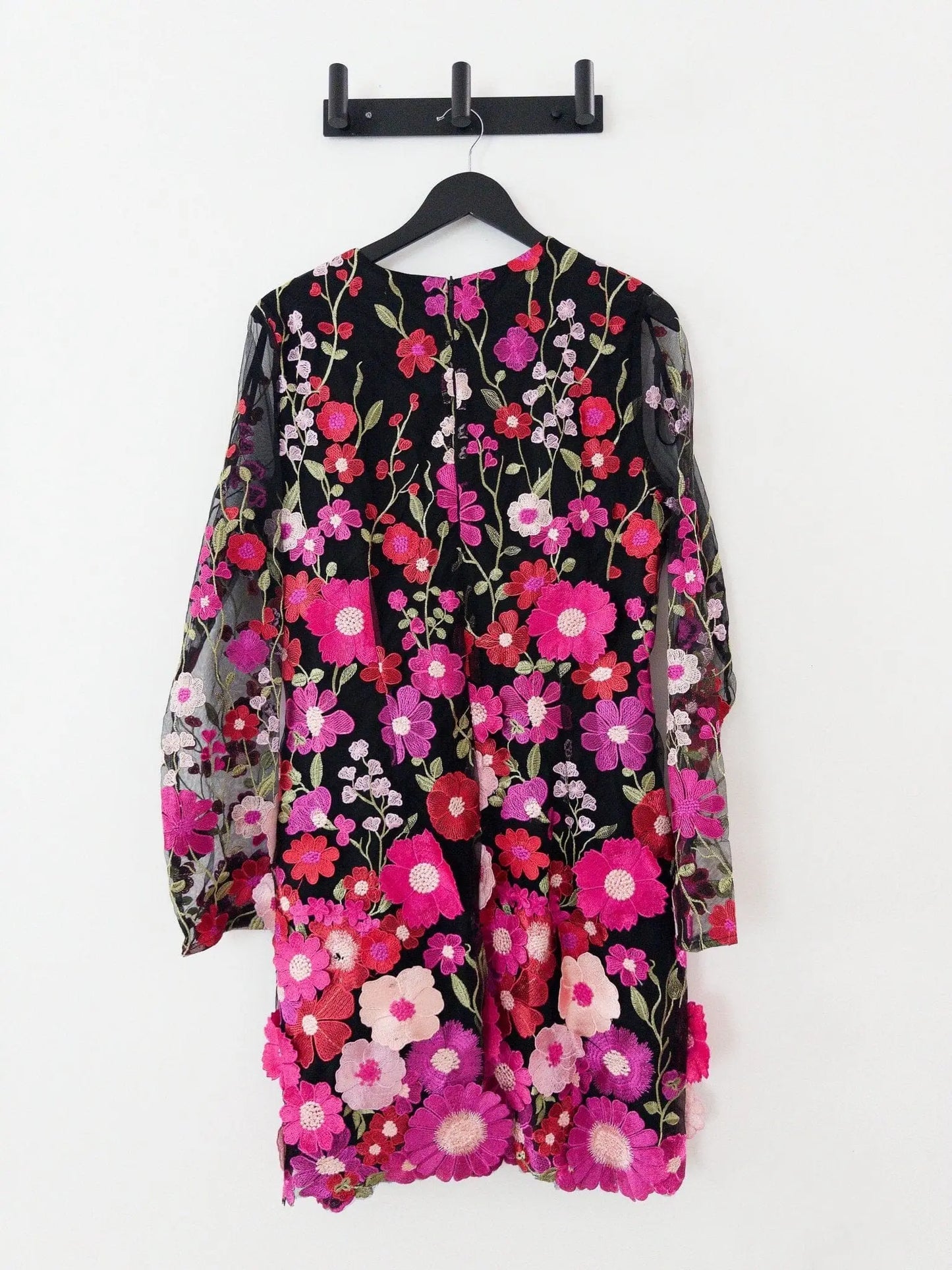 Floral-Embroidered Sheath Dress Avec Les Filles