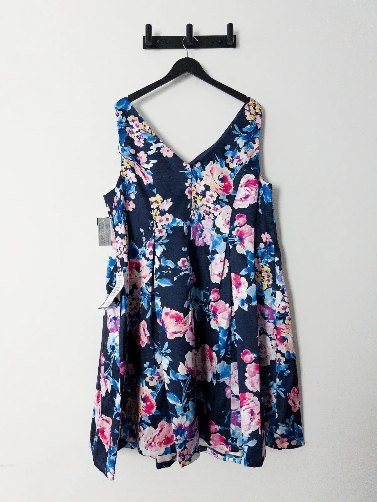 Plus Size A-Line Printed V-Neck Sleeveless Dress Alex Evenings