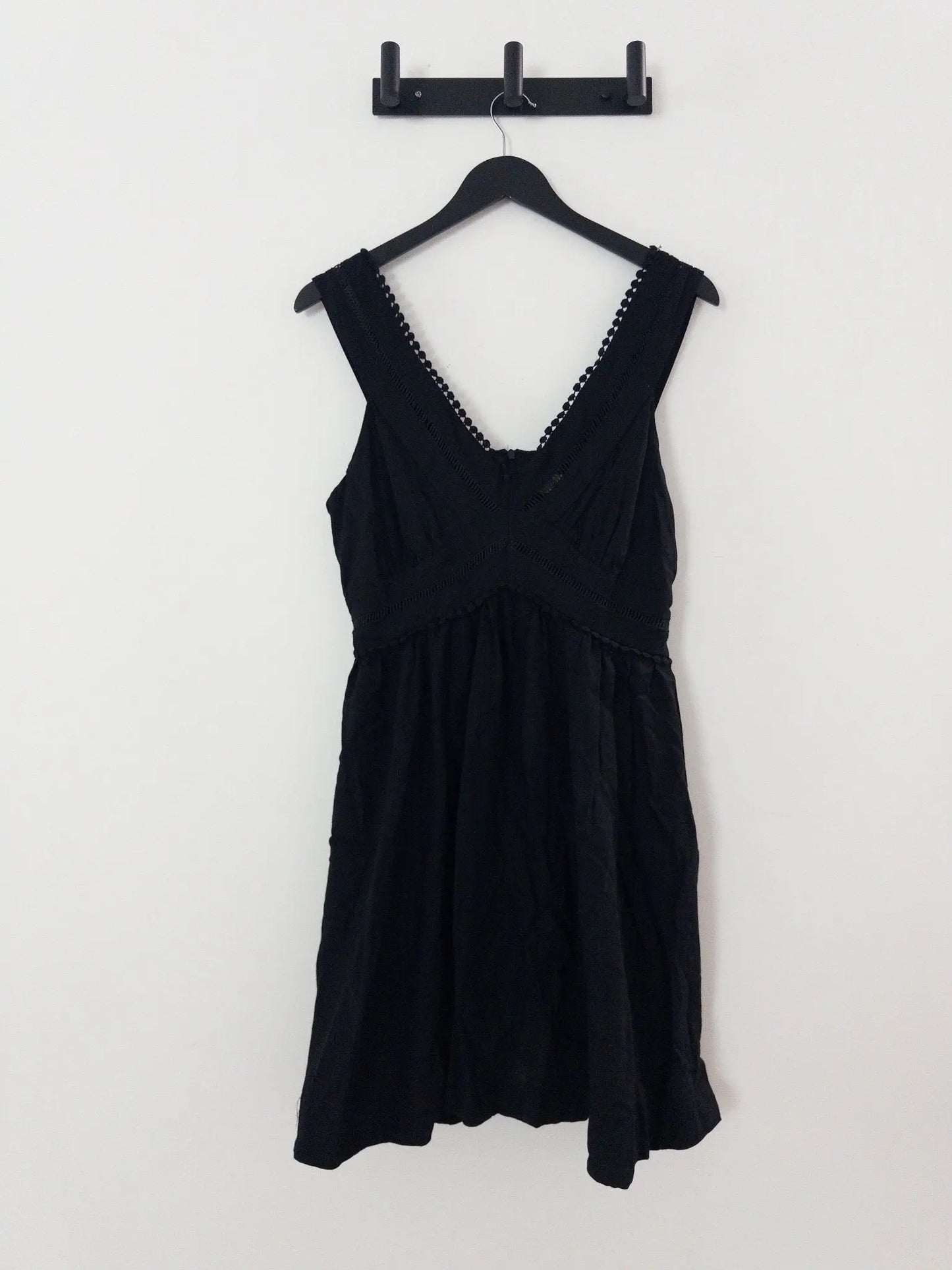 Petite V-Neck Sleeveless Lace-Inset Mini Dress - Layalita