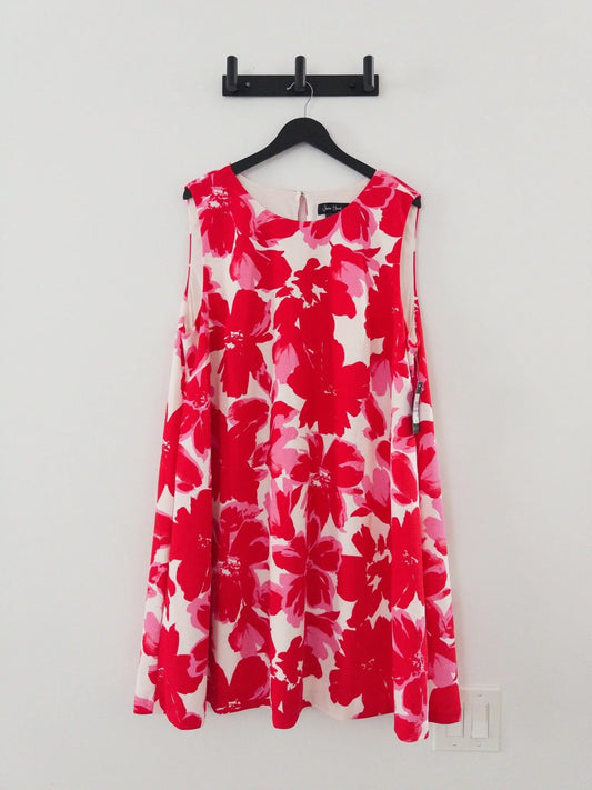 Plus Size Floral - Print Sleeveless Shift Dress - Layalita