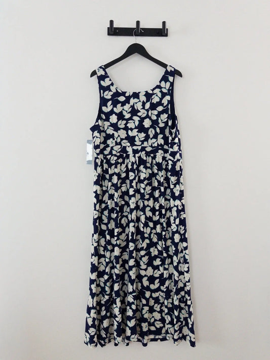 Plus Size Scoop - Neck Sleeveless Maxi Dress - Layalita