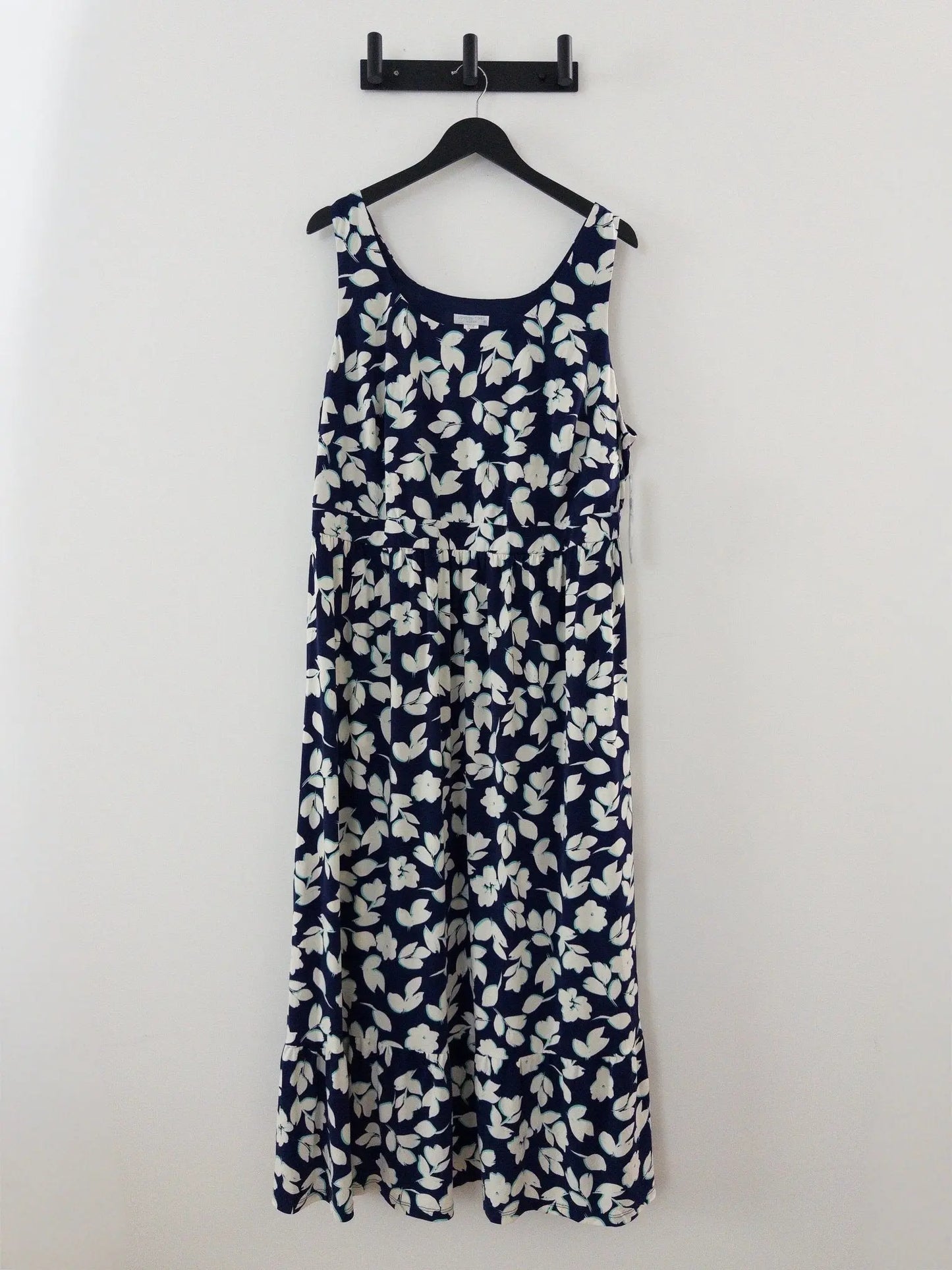 Plus Size Scoop - Neck Sleeveless Maxi Dress - Layalita