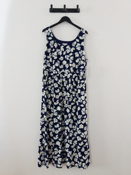 Plus Size Scoop - Neck Sleeveless Maxi Dress - Layalita